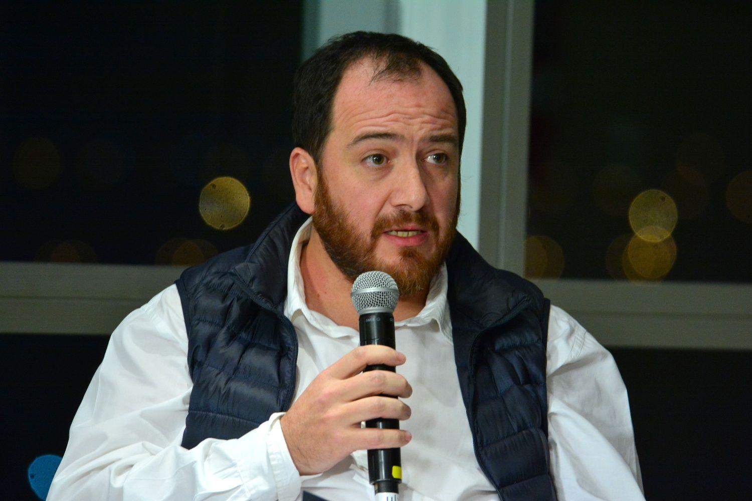 El de Gobierno, un traje enorme