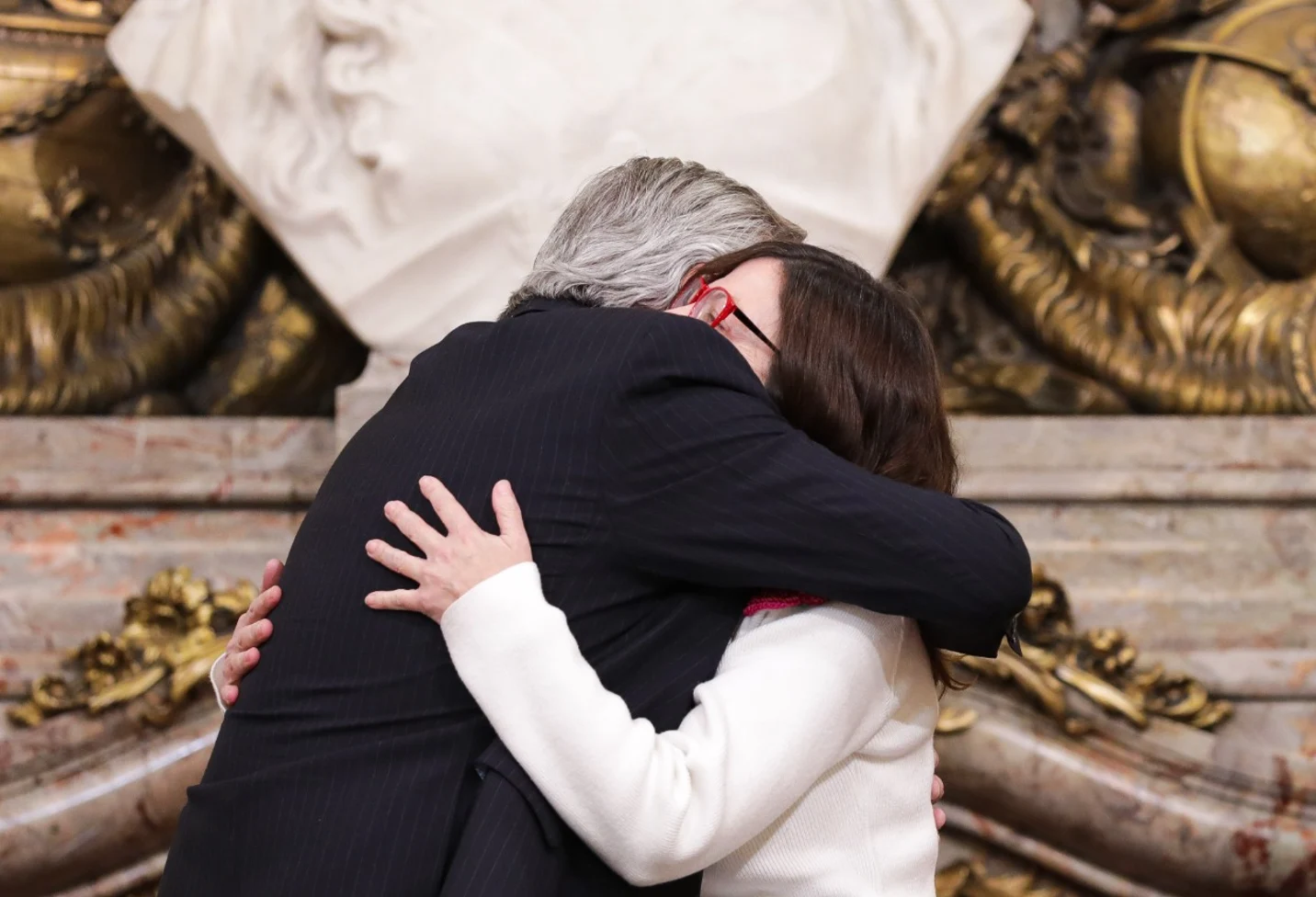 Juró Batakis en Economía