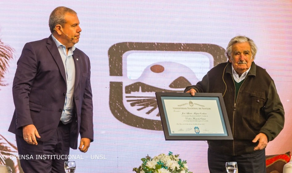 Apostillas del paso de Mujica por San Luis