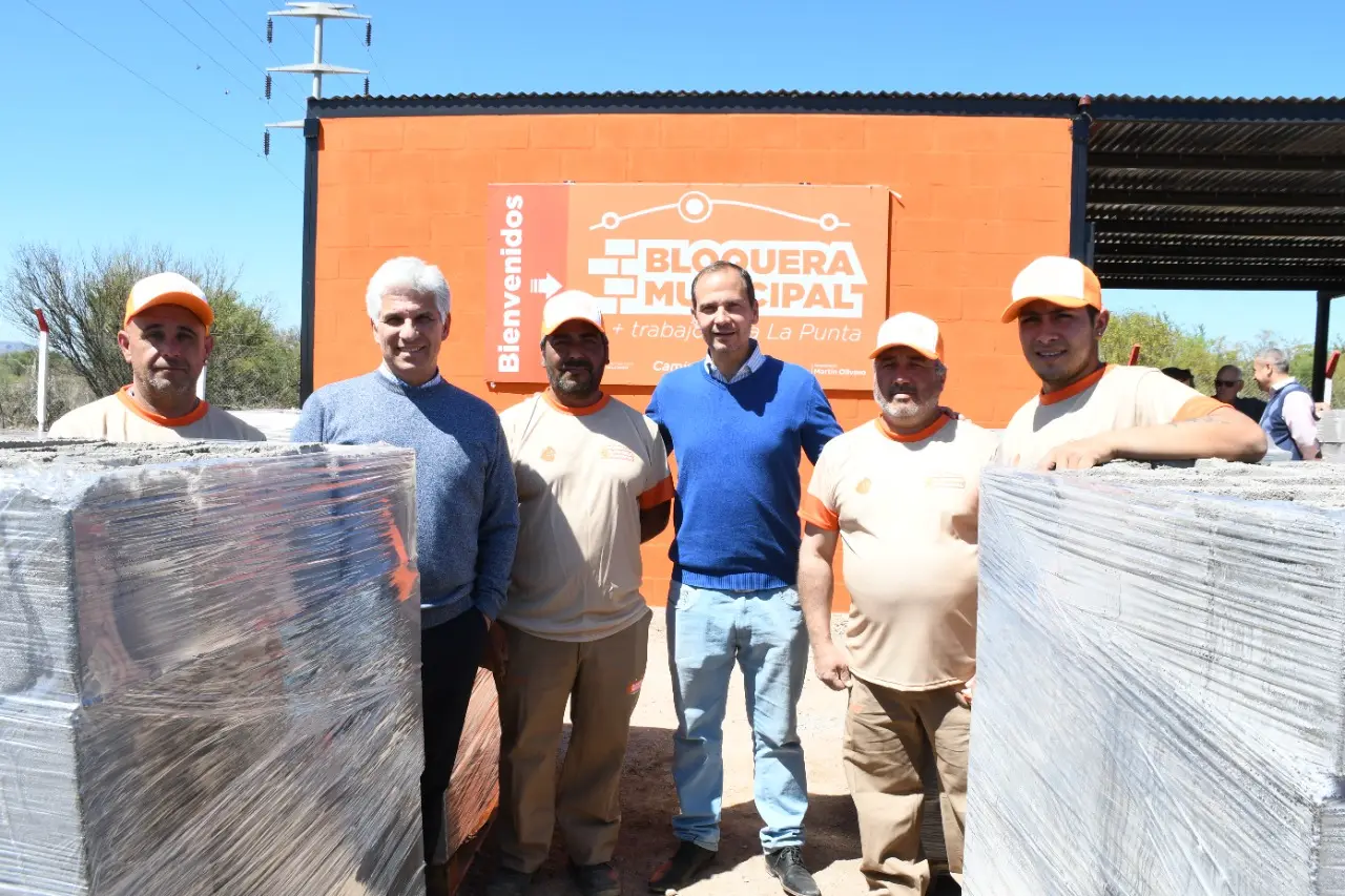 Olivero inauguró una bloquera para consumo municipal y comercial, con mano de obra local