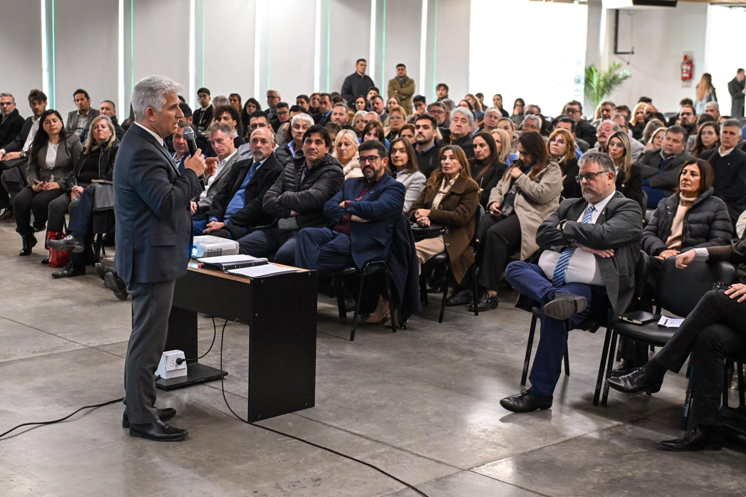 Poggi afianza su hoja de ruta con dos leyes de emergencia: garantía salarial y soluciones habitacionales como prioridad