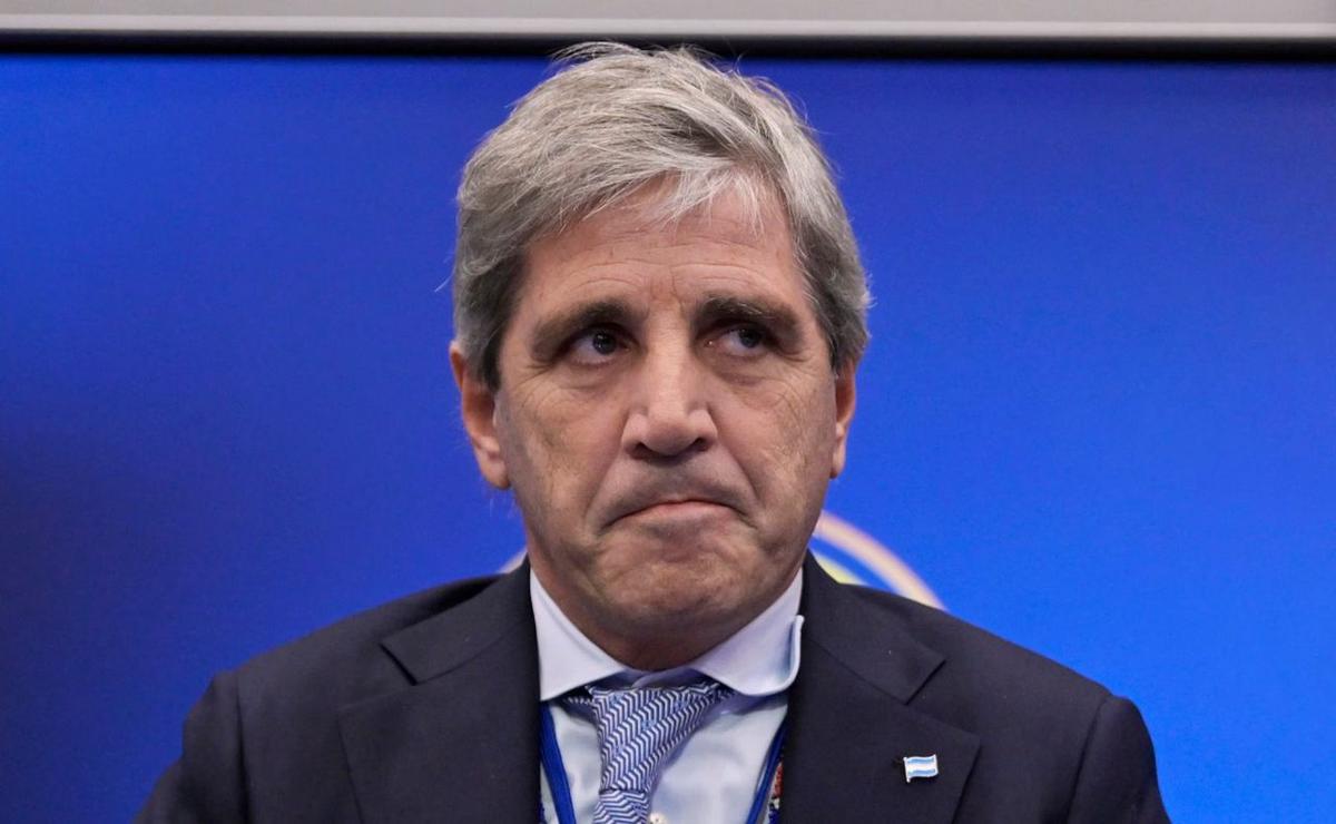 La caída de la recaudación complica a la Casa Rosada y Caputo piensa en postergar la baja de Ganancias